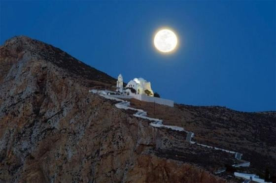 Στήν Θεομάνα μας νά στραφούν καί πάλι οἱ ελπίδες μας. Ἡ Θεοτόκος εἶναι Ἑλληνοσώτειρα